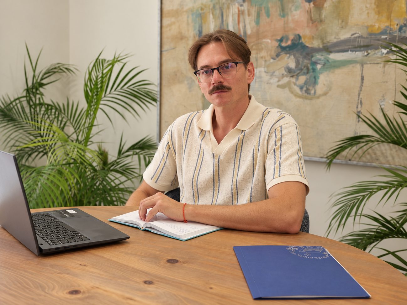 Andrey Prokopenkov Serov revisando documentación en su despacho